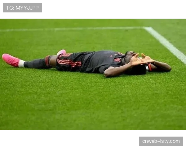 镜头捕捉：拜仁主帅在场边因一次防守失位向球员大声呼喊